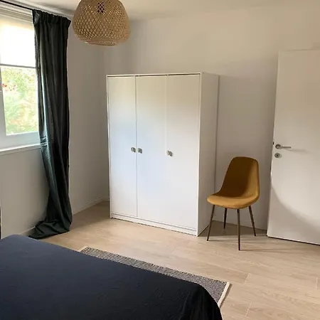 Seaside Cozy: Renovated One-Bedroom with Parking Primosten Exterior photo
