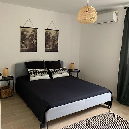 Seaside Cozy: Renovated One-Bedroom with Parking Primosten Exterior photo