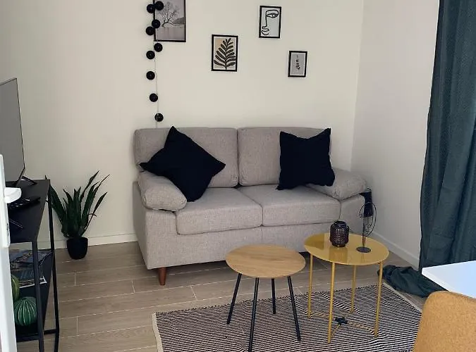 A Cosy Renovated One Bedroom Appartement With Parking Space And Near The Sea And The Historical City Center