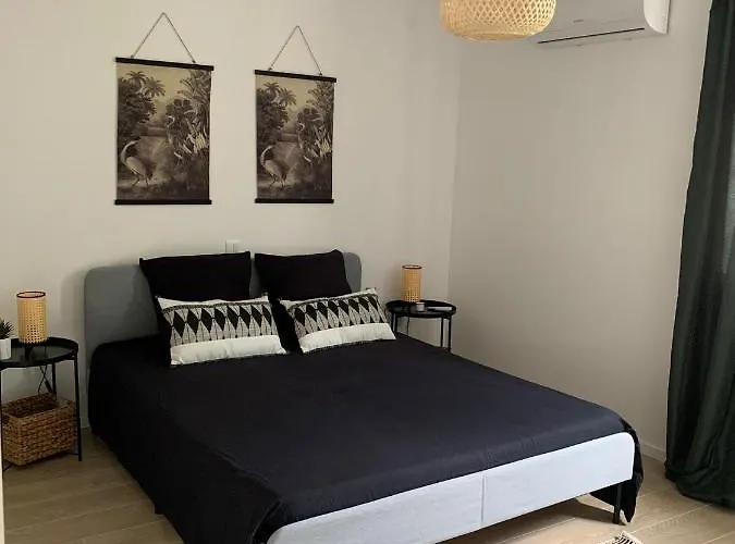 A Cosy Renovated One Bedroom Appartement With Parking Space And Near The Sea And The Historical City Center