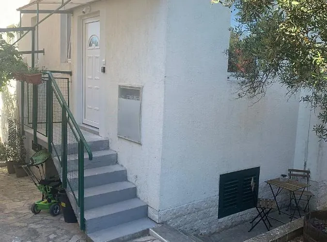 A Cosy Renovated One Bedroom Appartement With Parking Space And Near The Sea And The Historical City Center
