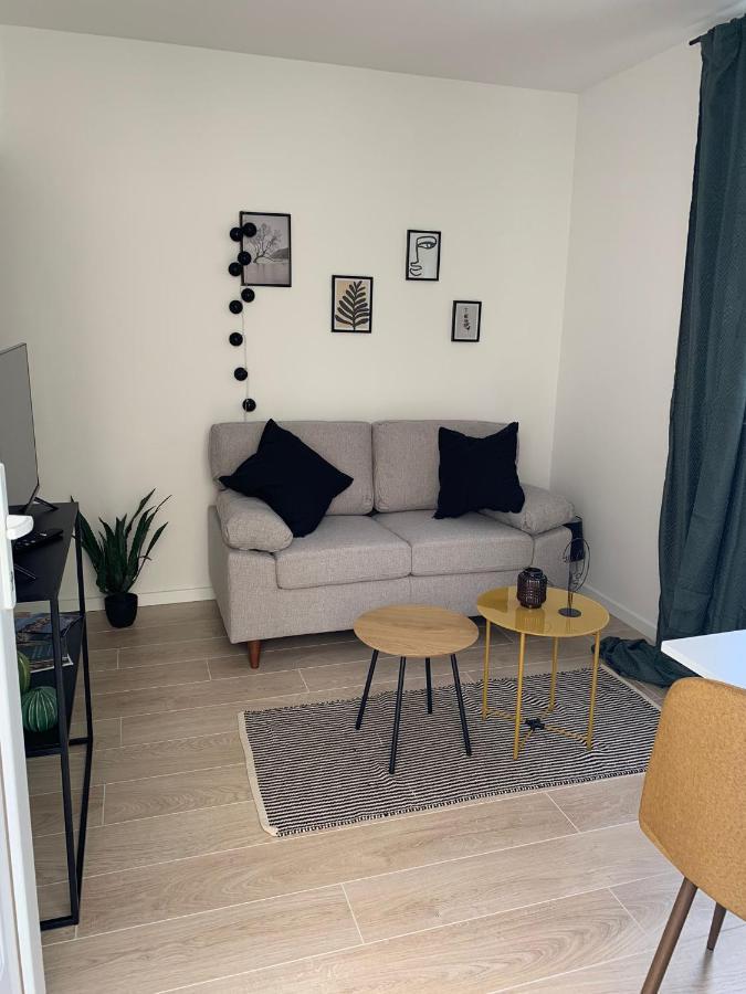Seaside Cozy: Renovated One-bedroom With Parking Apartment