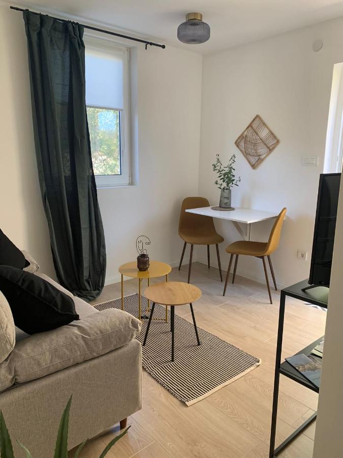 Apartment Seaside Cozy: Renovated One-bedroom With Parking Primosten