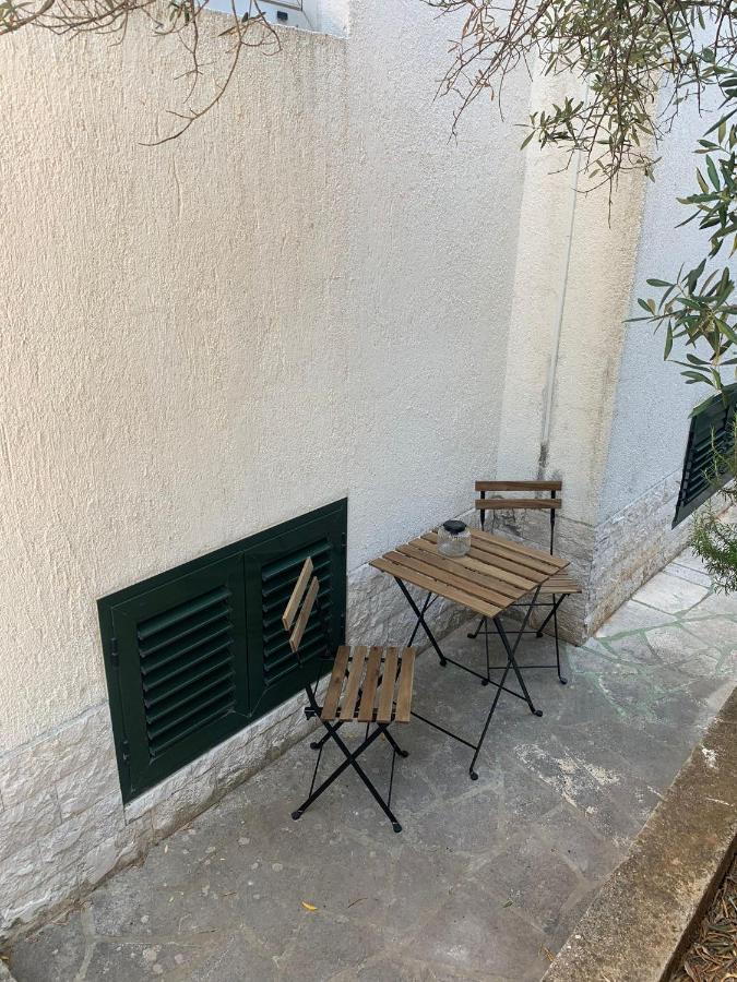 Seaside Cozy: Renovated One-bedroom With Parking Primosten