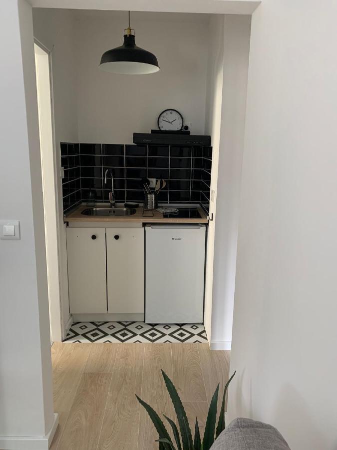 Seaside Cozy: Renovated One-bedroom With Parking *
