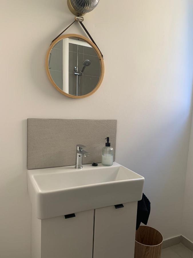 Seaside Cozy: Renovated One-bedroom With Parking *